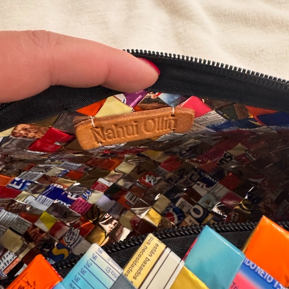 Designer bag made out of recycled Mexican candy wrappers - Picture 3 of 3